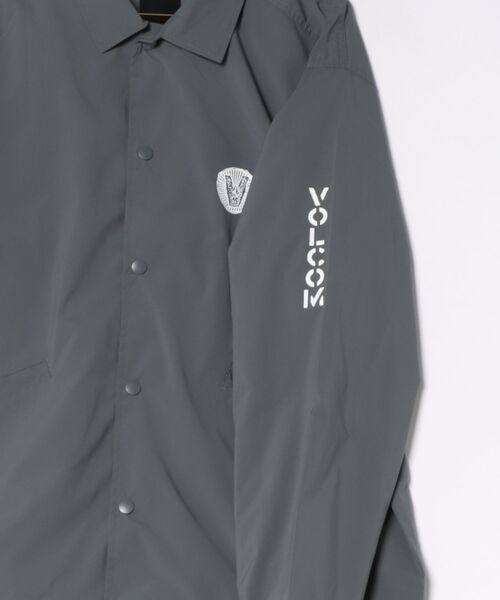 VOLCOM(ボルコム)の「VOLCOM/ボルコム コーチジャケット ロゴ バックプリント BG052752(その他アウター・メンズ・グレー/ブラック・XL/M/L)」の3枚目の写真