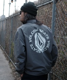 VOLCOM（ボルコム）の「VOLCOM/ボルコム コーチジャケット ロゴ バックプリント BG052752（その他アウター）」