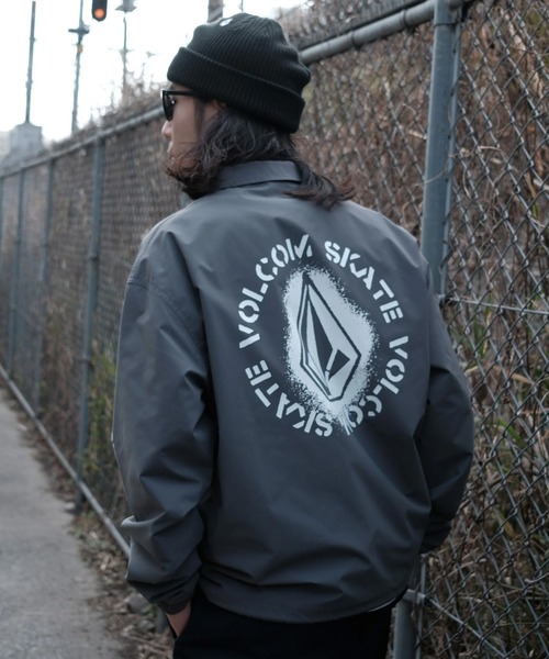 VOLCOM(ボルコム)の「VOLCOM/ボルコム コーチジャケット ロゴ バックプリント BG052752(その他アウター・メンズ・グレー/ブラック・XL/M/L)」の2枚目の写真