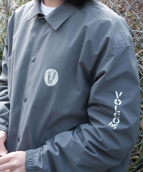 VOLCOM(ボルコム)の「VOLCOM/ボルコム コーチジャケット ロゴ バックプリント BG052752(その他アウター・メンズ・グレー/ブラック・XL/M/L)」の12枚目の写真