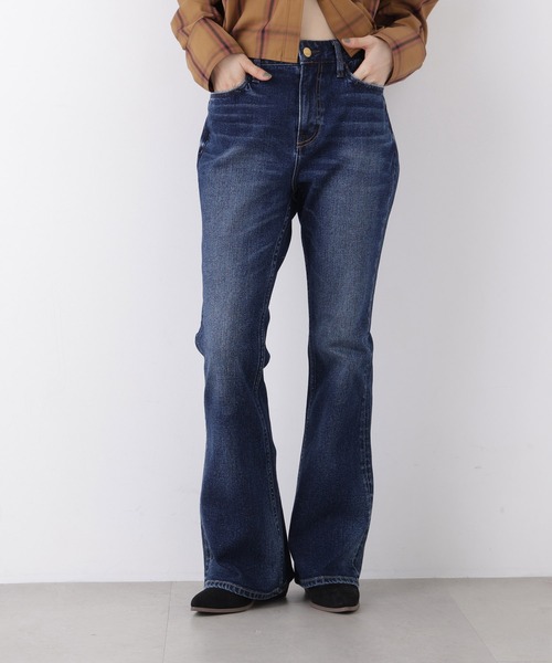 N.(N. Natural Beauty Basic)(エヌエヌナチュラルビューティーベーシック)の「<Healthy DENIM>フレアデニムパンツ(デニムパンツ・レディース・ブラック/ブルー系その他・SMALL/MEDIUM)」の2枚目の写真