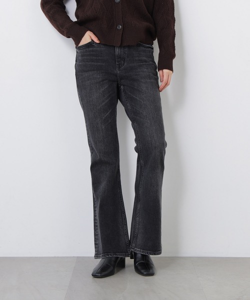 N.(N. Natural Beauty Basic)(エヌエヌナチュラルビューティーベーシック)の「<Healthy DENIM>フレアデニムパンツ(デニムパンツ・レディース・ブラック/ブルー系その他・SMALL/MEDIUM)」の3枚目の写真