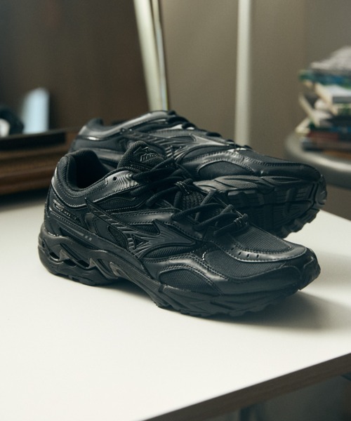 MIZUNO(ミズノ )の「WAVE MUSTANG LS D1GA260C01(スニーカー・メンズ・ブラック・24.0cm/29.0cm/28.5cm/28.0cm/27.5cm/27.0cm/26.5cm/26.0cm/25.5cm/25.0cm/24.5cm/23.5cm)」の1枚目の写真