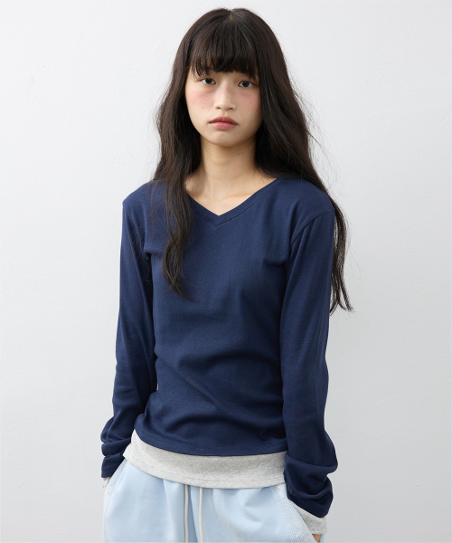 HOKUSPOKUS(ホクスポクス)の「ツートーンレイヤード vneck Tシャツ_ネイビー(Tシャツ/カットソー・レディース・その他・FREE)」の1枚目の写真