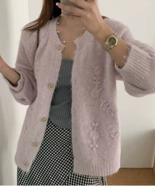 &soiree(アンドソワレ)の「フラワーモチーフ付きラグランニットカーディガン(カーディガン/ボレロ・レディース・パープル/グリーン/グレー/イエロー/ホワイト・FREE)」の4枚目の写真
