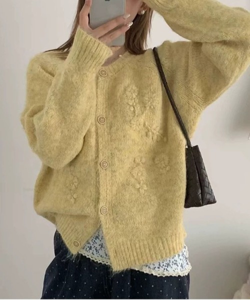 &soiree(アンドソワレ)の「フラワーモチーフ付きラグランニットカーディガン(カーディガン/ボレロ・レディース・パープル/グリーン/グレー/イエロー/ホワイト・FREE)」の5枚目の写真