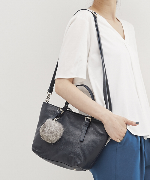 BEAU'RE SECOND（ビュレセカンド）の「【Beau're Second】ファーチャームツキミニトート/BS-1807（トートバッグ・レディース・ブラック/ブラウン/ネイビー/ブルー・FREE）」の3枚目の写真