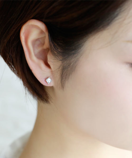 colleca la(コレカラ)の「ループフィット・スクエアビジューのイヤリング(イヤリング・レディース・シルバー/ゴールド・FREE)」の1枚目の写真