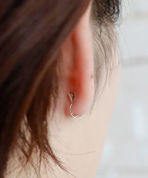 colleca la(コレカラ)の「ループフィット・スクエアビジューのイヤリング(イヤリング・レディース・シルバー/ゴールド・FREE)」の3枚目の写真