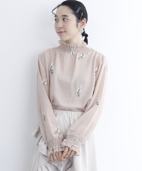 merlot plus(メルロープリュス)の「シフォンフラワー刺繍ギャザーネックブラウス2530(シャツ/ブラウス・レディース・ブラック/ベージュ/オフホワイト・FREE)」の3枚目の写真