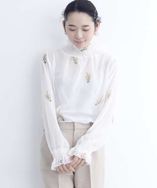 merlot plus(メルロープリュス)の「シフォンフラワー刺繍ギャザーネックブラウス2530(シャツ/ブラウス・レディース・ブラック/ベージュ/オフホワイト・FREE)」の2枚目の写真