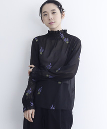 merlot plus | シフォンフラワー刺繍ギャザーネックブラウス2530(シャツ/ブラウス)