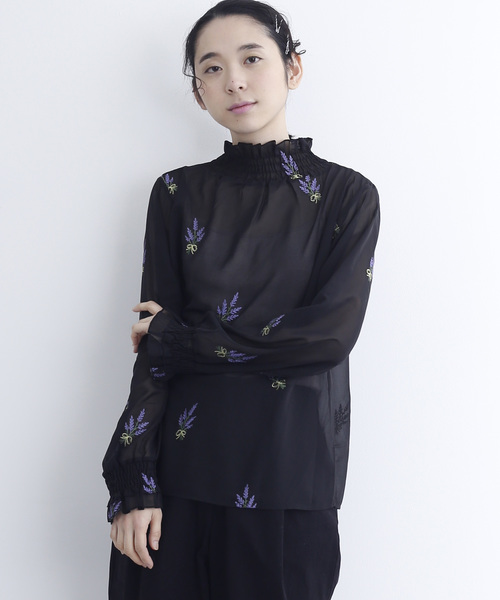 merlot plus(メルロープリュス)の「シフォンフラワー刺繍ギャザーネックブラウス2530(シャツ/ブラウス・レディース・ブラック/ベージュ/オフホワイト・FREE)」の1枚目の写真