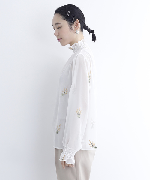 merlot plus(メルロープリュス)の「シフォンフラワー刺繍ギャザーネックブラウス2530(シャツ/ブラウス・レディース・ブラック/ベージュ/オフホワイト・FREE)」の6枚目の写真