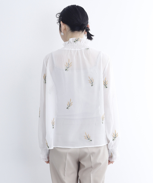 merlot plus(メルロープリュス)の「シフォンフラワー刺繍ギャザーネックブラウス2530(シャツ/ブラウス・レディース・ブラック/ベージュ/オフホワイト・FREE)」の12枚目の写真