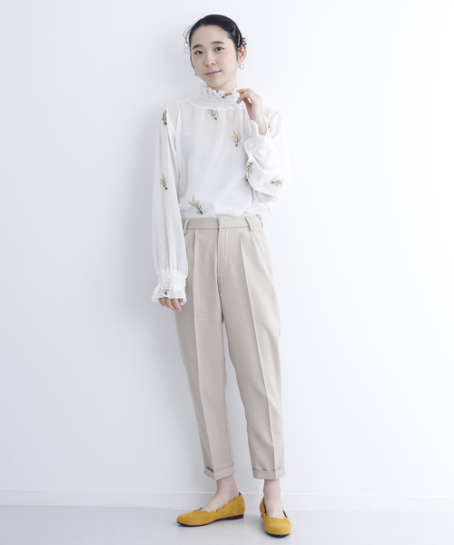 merlot plus(メルロープリュス)の「シフォンフラワー刺繍ギャザーネックブラウス2530(シャツ/ブラウス・レディース・ブラック/ベージュ/オフホワイト・FREE)」の8枚目の写真