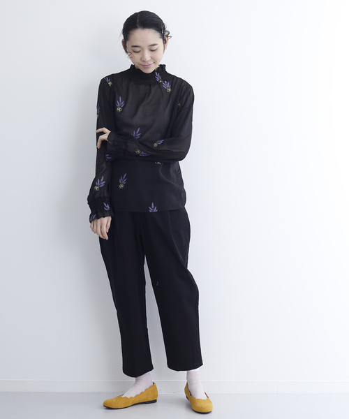 merlot plus(メルロープリュス)の「シフォンフラワー刺繍ギャザーネックブラウス2530(シャツ/ブラウス・レディース・ブラック/ベージュ/オフホワイト・FREE)」の9枚目の写真