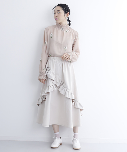 merlot plus(メルロープリュス)の「シフォンフラワー刺繍ギャザーネックブラウス2530(シャツ/ブラウス・レディース・ブラック/ベージュ/オフホワイト・FREE)」の7枚目の写真