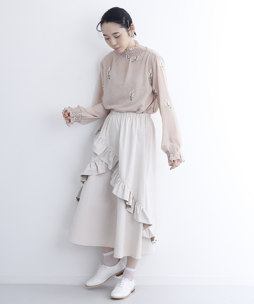 merlot plus(メルロープリュス)の「シフォンフラワー刺繍ギャザーネックブラウス2530(シャツ/ブラウス・レディース・ブラック/ベージュ/オフホワイト・FREE)」の10枚目の写真