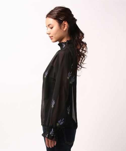 merlot plus(メルロープリュス)の「シフォンフラワー刺繍ギャザーネックブラウス2530(シャツ/ブラウス・レディース・ブラック/ベージュ/オフホワイト・FREE)」の5枚目の写真