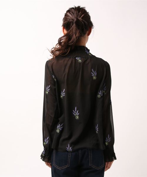 merlot plus(メルロープリュス)の「シフォンフラワー刺繍ギャザーネックブラウス2530(シャツ/ブラウス・レディース・ブラック/ベージュ/オフホワイト・FREE)」の4枚目の写真