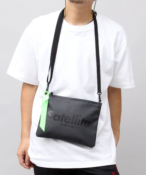 Satellite(サテライト)の「【 Satellite / サテライト 】 BASIC SACOCHE / ベーシックサコッシュ / サコッシュ / ミニショルダー(ショルダーバッグ・レディース・ブラック/ブラック系その他/レッド/パープル/ライム/オレンジ・FREE)」の3枚目の写真