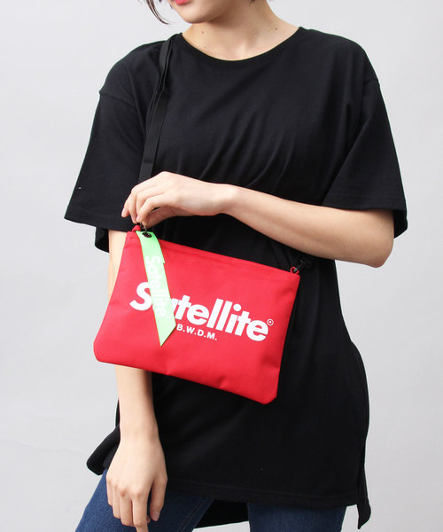 Satellite(サテライト)の「【 Satellite / サテライト 】 BASIC SACOCHE / ベーシックサコッシュ / サコッシュ / ミニショルダー(ショルダーバッグ・レディース・ブラック/ブラック系その他/レッド/パープル/ライム/オレンジ・FREE)」の1枚目の写真