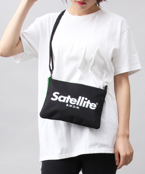 Satellite(サテライト)の「【 Satellite / サテライト 】 BASIC SACOCHE / ベーシックサコッシュ / サコッシュ / ミニショルダー(ショルダーバッグ・レディース・ブラック/ブラック系その他/レッド/パープル/ライム/オレンジ・FREE)」の2枚目の写真