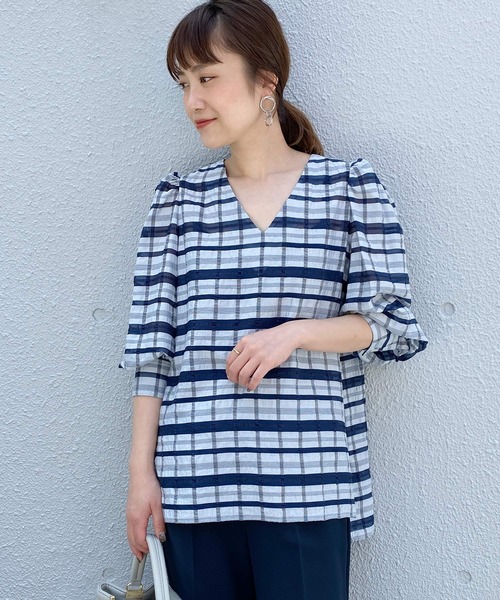 BE NEAT（ビーニート）の「【日本製】パフスリーブチェックブラウス（シャツ/ブラウス・レディース・ネイビー/アイボリー・M）」の2枚目の写真