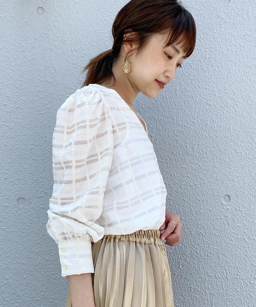 BE NEAT（ビーニート）の「【日本製】パフスリーブチェックブラウス（シャツ/ブラウス・レディース・ネイビー/アイボリー・M）」の4枚目の写真