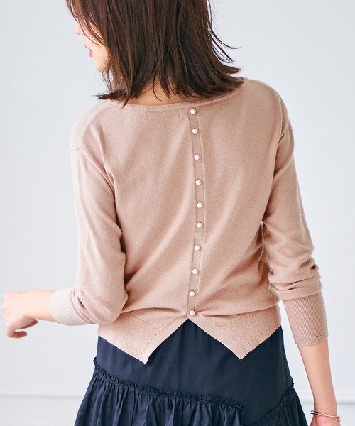 FEERICHELU（フェリーシェル）の「ニット パールボタン バック FEERICHELU（ニット/セーター・レディース・ブラック/アイボリー/ピンクベージュ・M/S）」の3枚目の写真