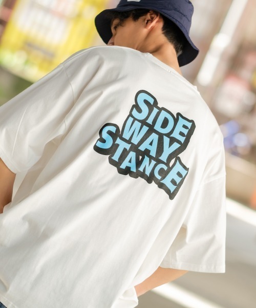 SIDEWAY STANCE（サイドウェイスタンス）の「【SIDEWAY STANCE】スケボー＆ロゴ プリント 半袖Tシャツ（Tシャツ/カットソー・メンズ・グレイッシュベージュ/ブラック/ホワイト/モスグリーン/チャコール/パープル・LARGE/X-LARGE/MEDIUM）」の2枚目の写真