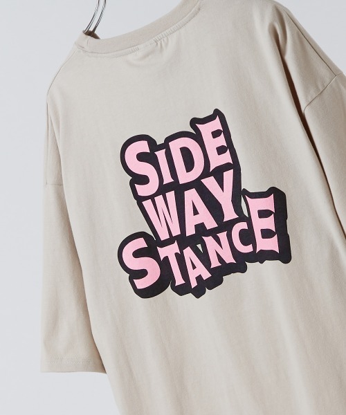 SIDEWAY STANCE（サイドウェイスタンス）の「【SIDEWAY STANCE】スケボー＆ロゴ プリント 半袖Tシャツ（Tシャツ/カットソー・メンズ・グレイッシュベージュ/ブラック/ホワイト/モスグリーン/チャコール/パープル・LARGE/X-LARGE/MEDIUM）」の5枚目の写真