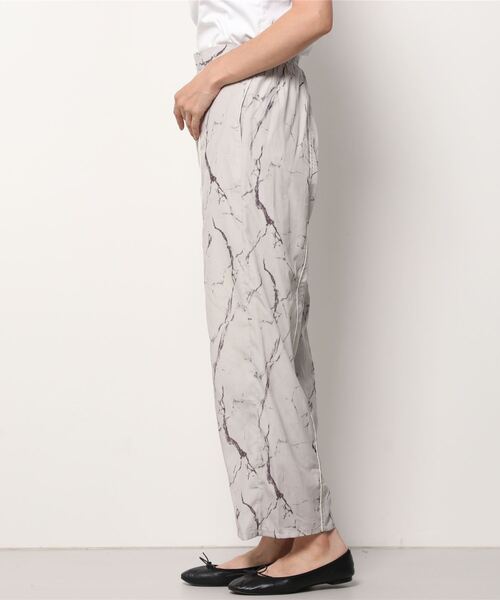 Per sist ence（パーシエンス）の「Per sist ence/パーシエンス　大理石プリント ストレートパンツ（その他パンツ・レディース・アイボリー/オレンジ/グレー・FREE）」の5枚目の写真