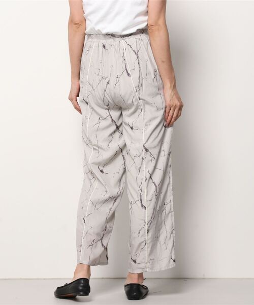 Per sist ence（パーシエンス）の「Per sist ence/パーシエンス　大理石プリント ストレートパンツ（その他パンツ・レディース・アイボリー/オレンジ/グレー・FREE）」の4枚目の写真