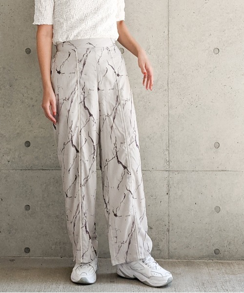 Per sist ence（パーシエンス）の「Per sist ence/パーシエンス　大理石プリント ストレートパンツ（その他パンツ・レディース・アイボリー/オレンジ/グレー・FREE）」の3枚目の写真