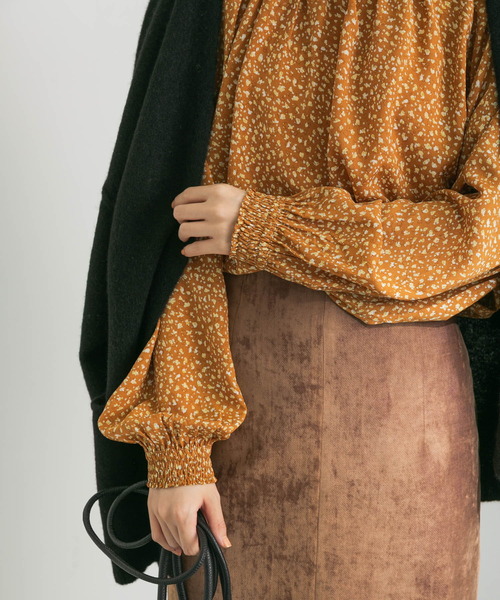 URBAN RESEARCH(アーバンリサーチ)の「ランダムドットシャーリングブラウス(Tシャツ/カットソー・レディース・キャメル/ブラック・FREE)」の3枚目の写真