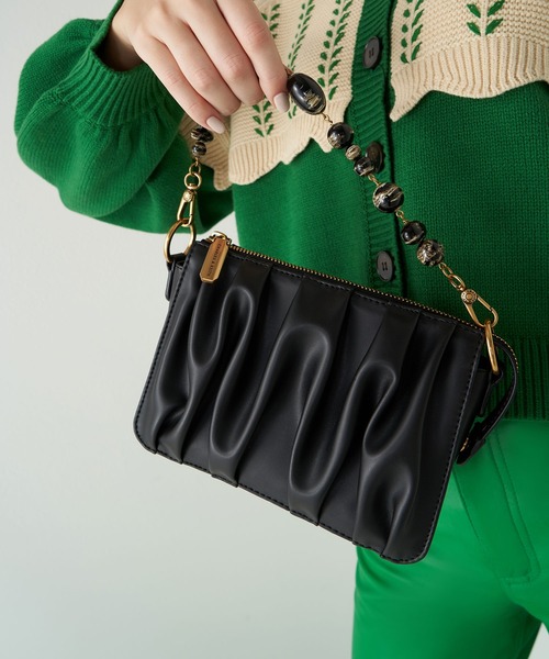 CHARLES & KEITH(チャールズ & キース)の「ルーシュド ビーズハンドルショルダーバッグ / Ruched Bead-Handle Shoulder Bag(ショルダーバッグ・レディース・ブラック/ベージュ・S)」の3枚目の写真