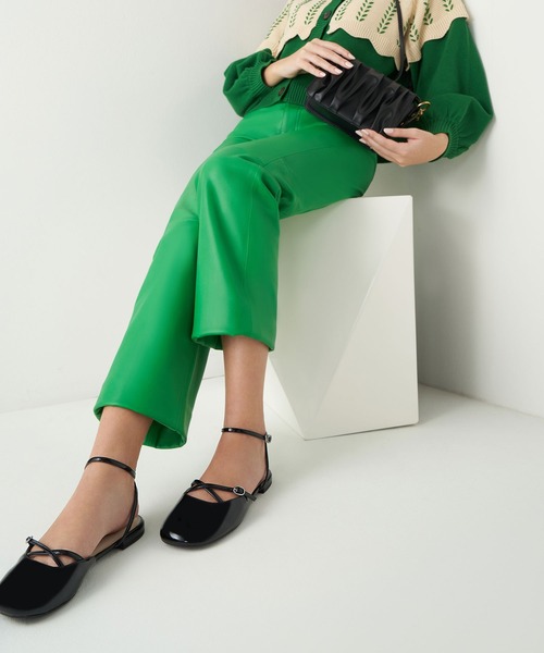 CHARLES & KEITH(チャールズ & キース)の「ルーシュド ビーズハンドルショルダーバッグ / Ruched Bead-Handle Shoulder Bag(ショルダーバッグ・レディース・ブラック/ベージュ・S)」の5枚目の写真