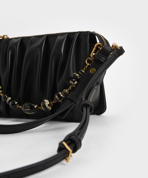 CHARLES & KEITH(チャールズ & キース)の「ルーシュド ビーズハンドルショルダーバッグ / Ruched Bead-Handle Shoulder Bag(ショルダーバッグ・レディース・ブラック/ベージュ・S)」の6枚目の写真