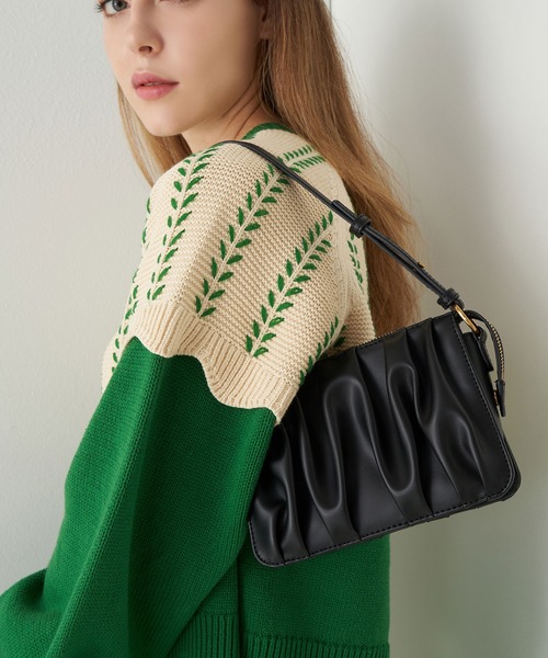 CHARLES & KEITH(チャールズ & キース)の「ルーシュド ビーズハンドルショルダーバッグ / Ruched Bead-Handle Shoulder Bag(ショルダーバッグ・レディース・ブラック/ベージュ・S)」の7枚目の写真