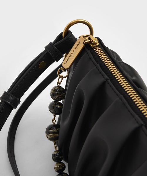 CHARLES & KEITH(チャールズ & キース)の「ルーシュド ビーズハンドルショルダーバッグ / Ruched Bead-Handle Shoulder Bag(ショルダーバッグ・レディース・ブラック/ベージュ・S)」の8枚目の写真