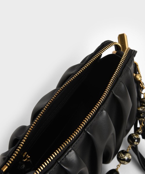 CHARLES & KEITH(チャールズ & キース)の「ルーシュド ビーズハンドルショルダーバッグ / Ruched Bead-Handle Shoulder Bag(ショルダーバッグ・レディース・ブラック/ベージュ・S)」の9枚目の写真