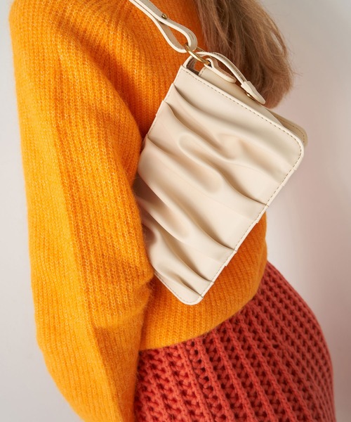 CHARLES & KEITH(チャールズ & キース)の「ルーシュド ビーズハンドルショルダーバッグ / Ruched Bead-Handle Shoulder Bag(ショルダーバッグ・レディース・ブラック/ベージュ・S)」の10枚目の写真