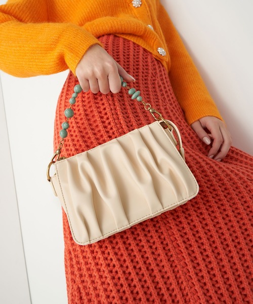 CHARLES & KEITH(チャールズ & キース)の「ルーシュド ビーズハンドルショルダーバッグ / Ruched Bead-Handle Shoulder Bag(ショルダーバッグ・レディース・ブラック/ベージュ・S)」の12枚目の写真