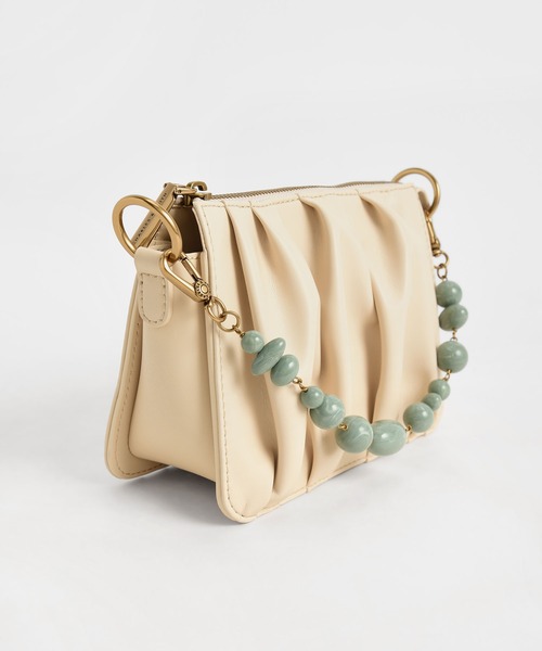 CHARLES & KEITH(チャールズ & キース)の「ルーシュド ビーズハンドルショルダーバッグ / Ruched Bead-Handle Shoulder Bag(ショルダーバッグ・レディース・ブラック/ベージュ・S)」の13枚目の写真