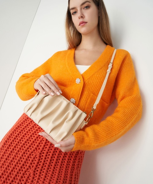 CHARLES & KEITH(チャールズ & キース)の「ルーシュド ビーズハンドルショルダーバッグ / Ruched Bead-Handle Shoulder Bag(ショルダーバッグ・レディース・ブラック/ベージュ・S)」の14枚目の写真