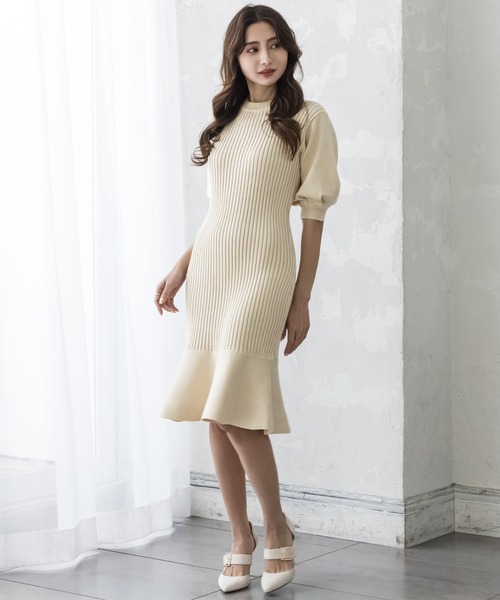 Julia Boutique（ジュリアブティック）の「ミディアム丈・バルーン五分袖マーメイドニットワンピース/22000（ワンピース・レディース・ベージュ/ブラック/グレイッシュベージュ/ミント/アイボリー/ピンク・MEDIUM）」の2枚目の写真
