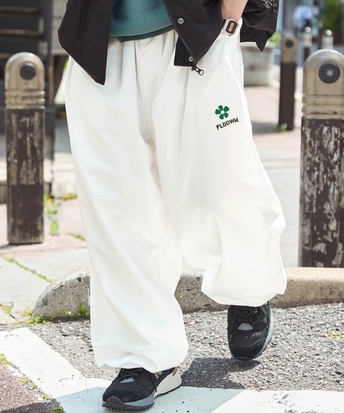 MONO-MART(モノマート)の「【FLOOWM】フラワー ロゴ刺繍 スーパーワイド2タックバルーンパラシュートチノパンツ(チノパンツ・メンズ・ホワイト/ブラック/ダークグリーン/ベージュ・M/L)」の8枚目の写真