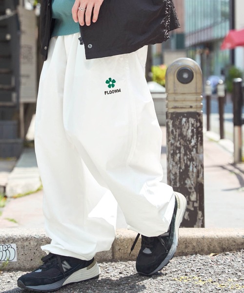 MONO-MART(モノマート)の「【FLOOWM】フラワー ロゴ刺繍 スーパーワイド2タックバルーンパラシュートチノパンツ(チノパンツ・メンズ・ホワイト/ブラック/ダークグリーン/ベージュ・M/L)」の9枚目の写真